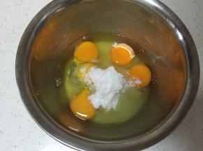 全蛋液，蛋黄液加入盆中，加入糖，盐搅拌均匀