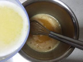 黄油隔水加热或者微波炉加热成液体状态，加入盆中