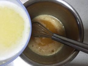 黄油隔水加热或者微波炉加热成液体状态，加入盆中