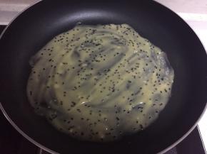 平底锅内加入面糊，摊均匀，薄薄一层，然后再开小火慢慢加热
