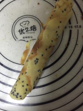 看颜色变化（在锅中卷是最好的，注意烫手）也可以煎好有取出卷，速度要快