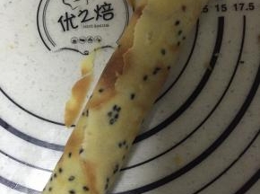 看颜色变化（在锅中卷是最好的，注意烫手）也可以煎好有取出卷，速度要快