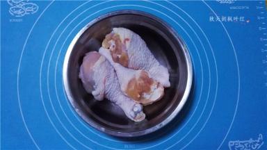 将鸡腿浸泡出血水，清洗干净；
