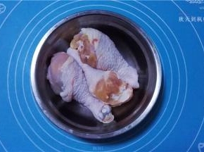 将鸡腿浸泡出血水，清洗干净；