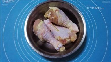 用牙签在鸡腿上扎眼，便于调料腌制入味；