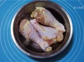用牙签在鸡腿上扎眼，便于调料腌制入味；