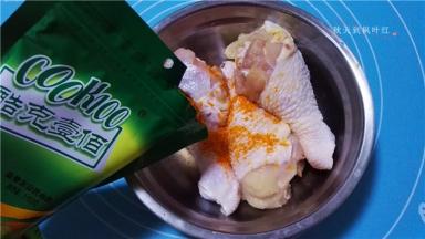 倒入奥尔良调味料；