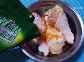 倒入奥尔良调味料；