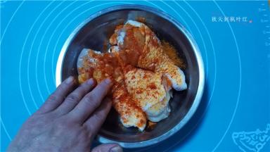 用手轻轻揉捏按摩；