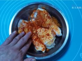 用手轻轻揉捏按摩；
