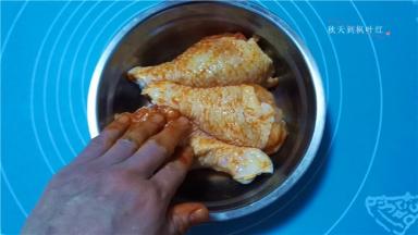 使调料能够更好的进入鸡腿内，然后冷藏腌制一夜；