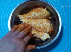 使调料能够更好的进入鸡腿内，然后冷藏腌制一夜；
