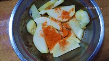 土豆洗净后切片，也倒入烤肉料；