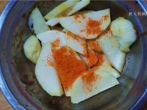 土豆洗净后切片，也倒入烤肉料；