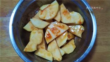 用调料将土豆片腌制好；