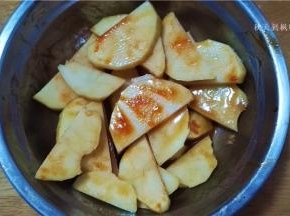 用调料将土豆片腌制好；