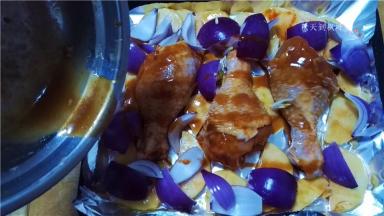 将腌制剩余的调料倒在食材上面；