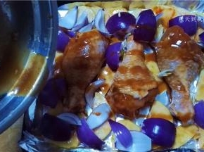 将腌制剩余的调料倒在食材上面；