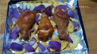 放入预热好的烤箱200度烤制30分钟；取出后翻面再放入烤箱烤制20分钟；