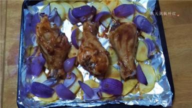 香喷喷的奥尔良烤鸡腿出炉啦，土豆片、洋葱软面好吃。