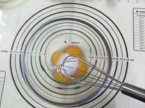 2. 先加入15克的细砂糖搅匀