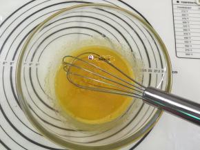 3. 依次加入玉米油，和牛奶，每当加入一种原料后都要混合搅拌均匀