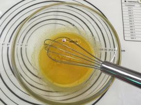 3. 依次加入玉米油，和牛奶，每当加入一种原料后都要混合搅拌均匀