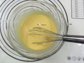 5. 搅拌好的蛋黄糊放置一旁备用（这时可先预热烤箱上下火170度10分钟）