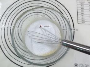 4. 把低筋面从距离盆口10厘高的位置筛入到打蛋盆中搅拌至看不见干粉