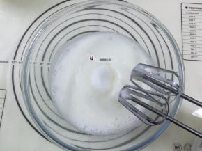 7. 继续打发至能看到有浅浅的纹路，这时加等二次的糖