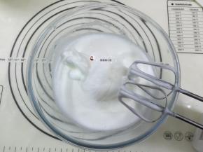 8. 打发至出现明显的纹路，这时把剩余的细砂糖玉米淀粉与盐，同时加入，再继续打发，这时调到中速