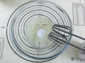 6. 从冰箱中取出蛋白，加几滴白醋或柠檬汁用高速（我的打蛋器功率是150w所以这个得按自家打蛋器的功率自己调节）打至鱼泡眼加入第一次的细砂糖，为三分之一的量