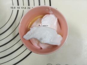 10. 取一小碗，分10克蛋黄糊和10克的蛋白霜混合均匀，（先准备一个小号的裱花袋，用杯子套着，以免手忙脚乱的）