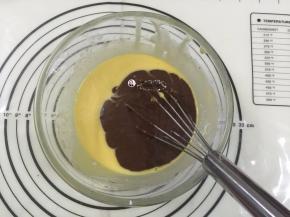 13. 把混合好的巧克力酱加入蛋黄糊中，再次搅匀