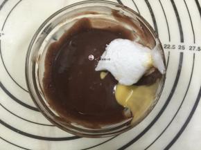 14. 先挖少许蛋白霜跟蛋黄糊混合