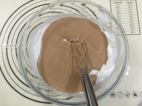 16. 再把先混合好的蛋糊倒进蛋白糊中，翻拌至看不见蛋白霜