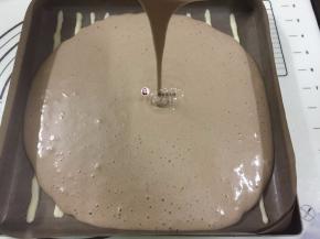 17. 将蛋糕糊从20厘米高处倒入模具中28*28的金色烤盘，
在桌面上轻轻震，震出气泡