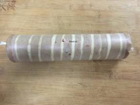 19.把蛋糕卷好像包糖一样包着，让其定形