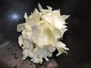1. 白菜洗净，手撕，不要用刀切