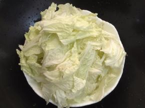 2. 撕菜的同时把叶和梗分开来