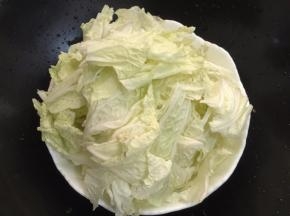 2. 撕菜的同时把叶和梗分开来
