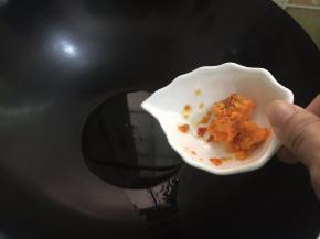 4. 锅里注入花生油倒入辣椒酱慢火炒（什么辣椒酱都可以，按个人喜好来加）