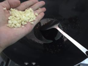 5. 加入蒜末炒香