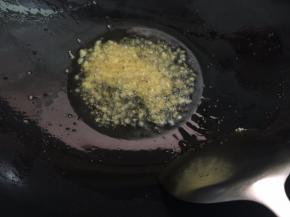 6. 蒜末稍微炒一炒就好