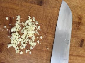3. 蒜头切成末备用