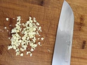 3. 蒜头切成末备用