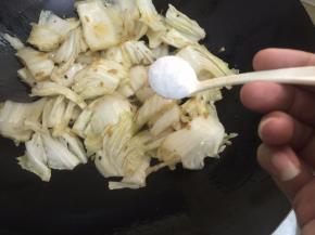 8. 加入白菜梗和少许盐把白菜梗炒软