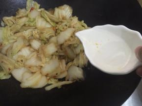 10. 都炒软后加入适量的水