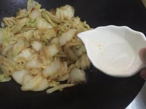 10. 都炒软后加入适量的水