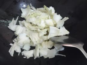 7. 加入白菜梗和少许盐把白菜梗炒软
